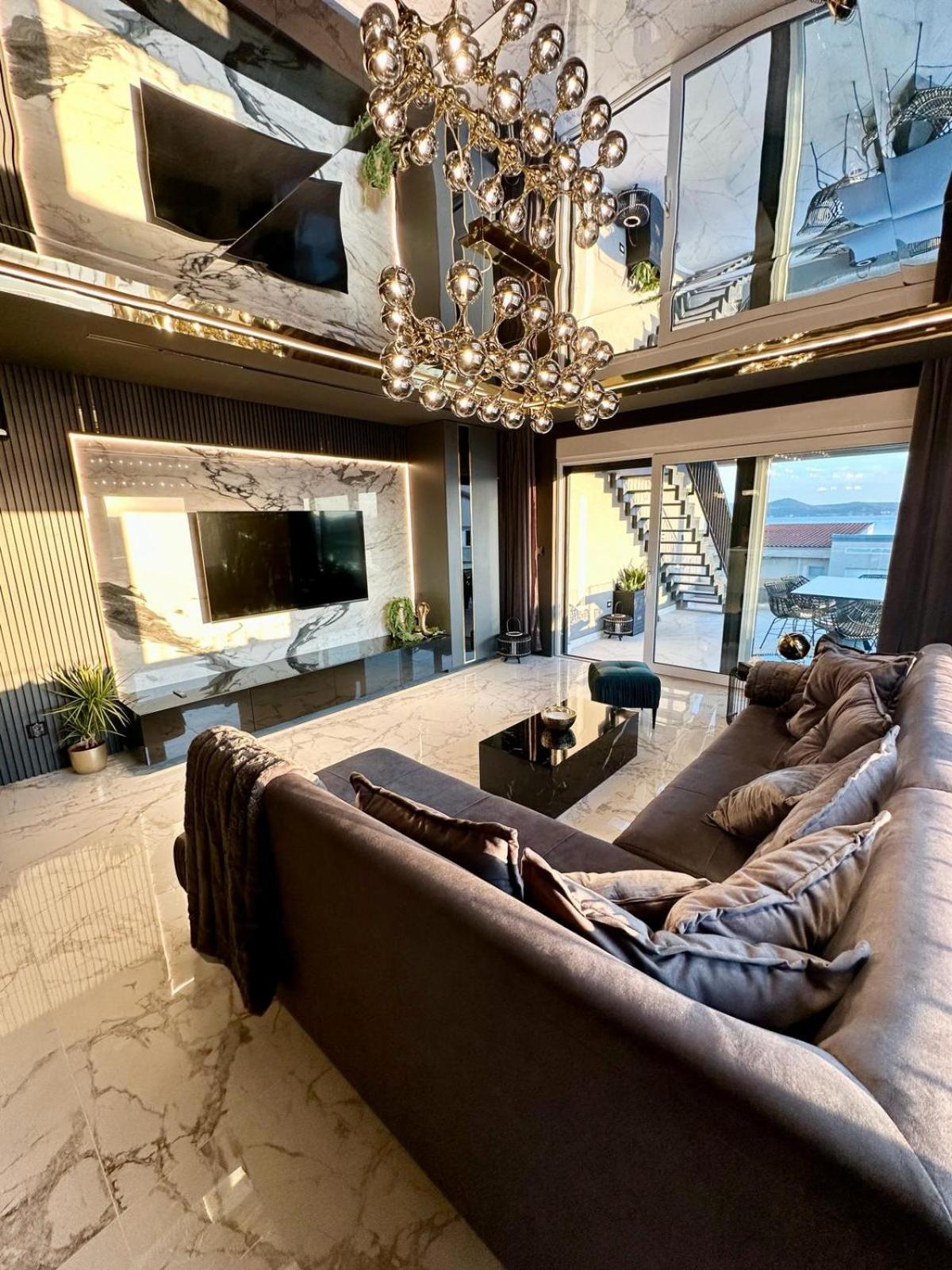 Luxury Penthouse With Big Roof Whirlpool !!! *