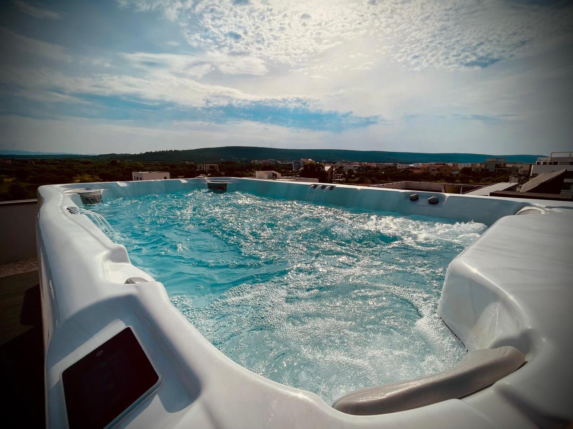 Apartment Luxury Penthouse With Big Roof Whirlpool !!! *